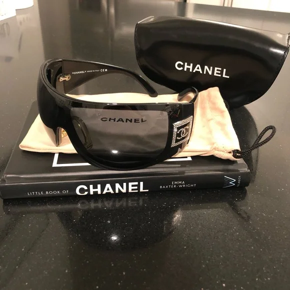Authentic CHANEL 5086-B Oversized Sunglasses • Black with Crystal CC Logo - Picture 3 of 16